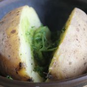 Aardappel in de pel met lookboter en zeezout